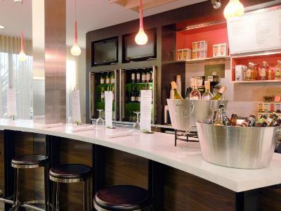 Courtyard By Marriott Airport