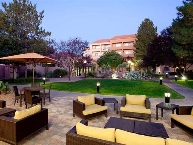 Courtyard By Marriott Airport Hotel